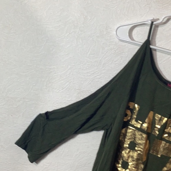 Blush NEW - Sz M - olive green cold shoulder - half open sleeve top - SLAYERS 87 - Picture 3 of 6